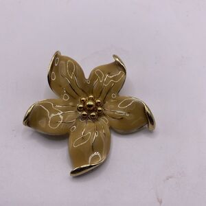Beige Enamel Gold Tone Daffodil? Flower Fashion Brooch Pin Unmarked J3